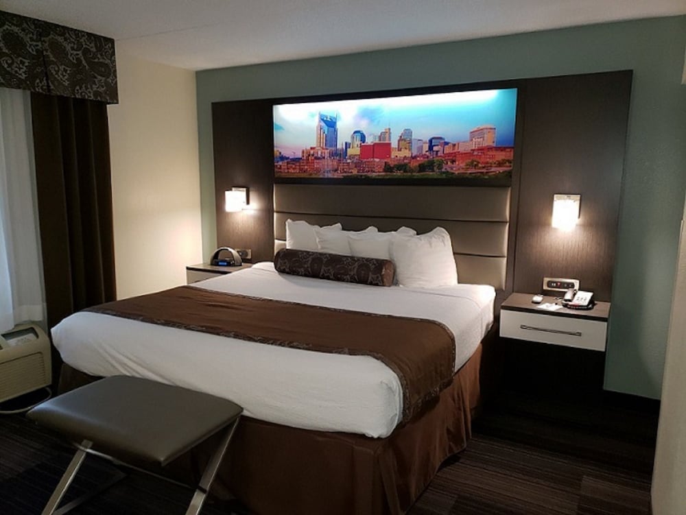 Deluxe Suite, 1 King Bed with Sofa bed - Photo 1