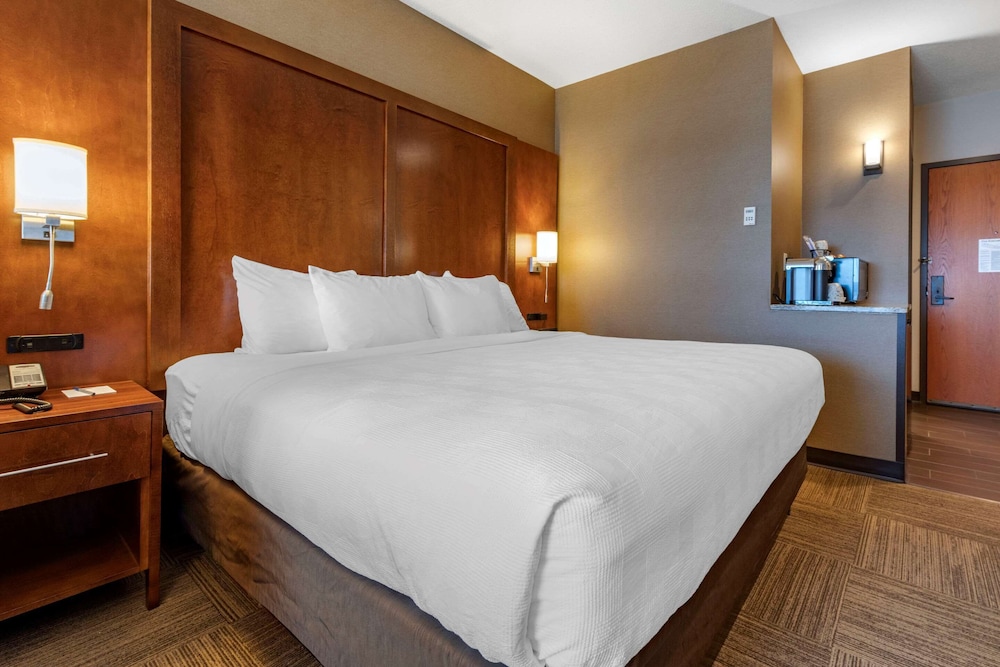 Ground Floor Lakeview King Suite photo 2
