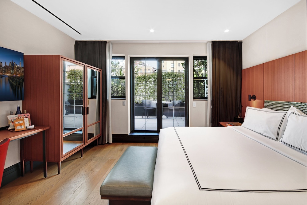 Studio, 1 Queen Bed thumbnail 5