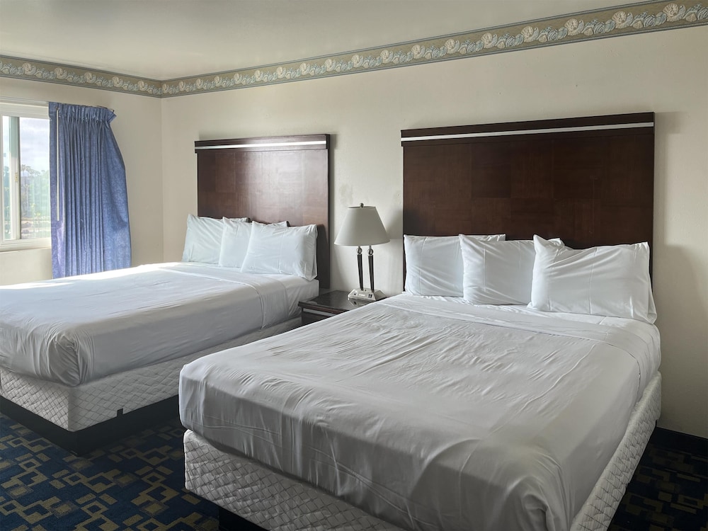 Deluxe Suite, 2 Queen Beds, Non Smoking, Refrigerator & Microwave photo 1