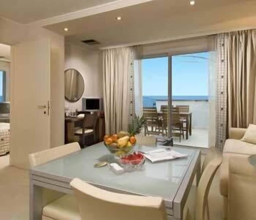 Suite - Photo 3