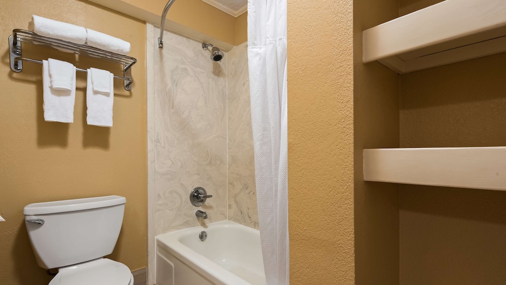 Standard Room, 1 Queen Bed, Non Smoking, Refrigerator & Microwave (2nd Floor) - Photo 2