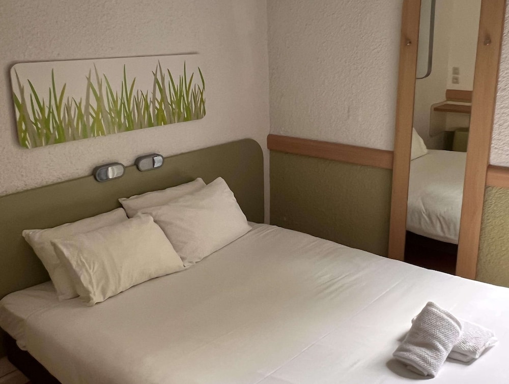 Standard Room, 1 Double Bed, Non Smoking - Photo 4