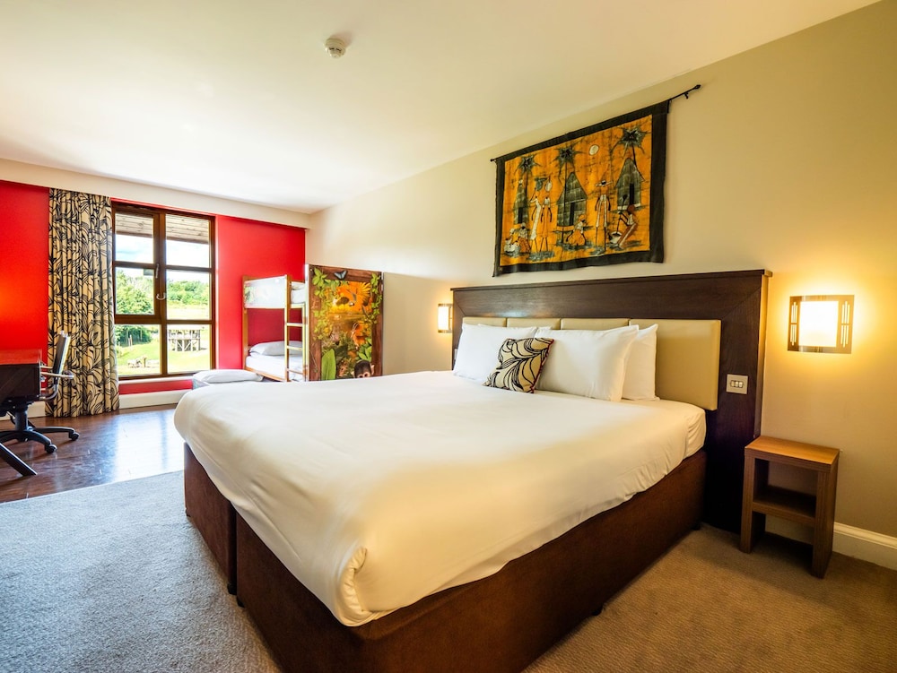 Safari King Family room with bunk beds & Wanyama view