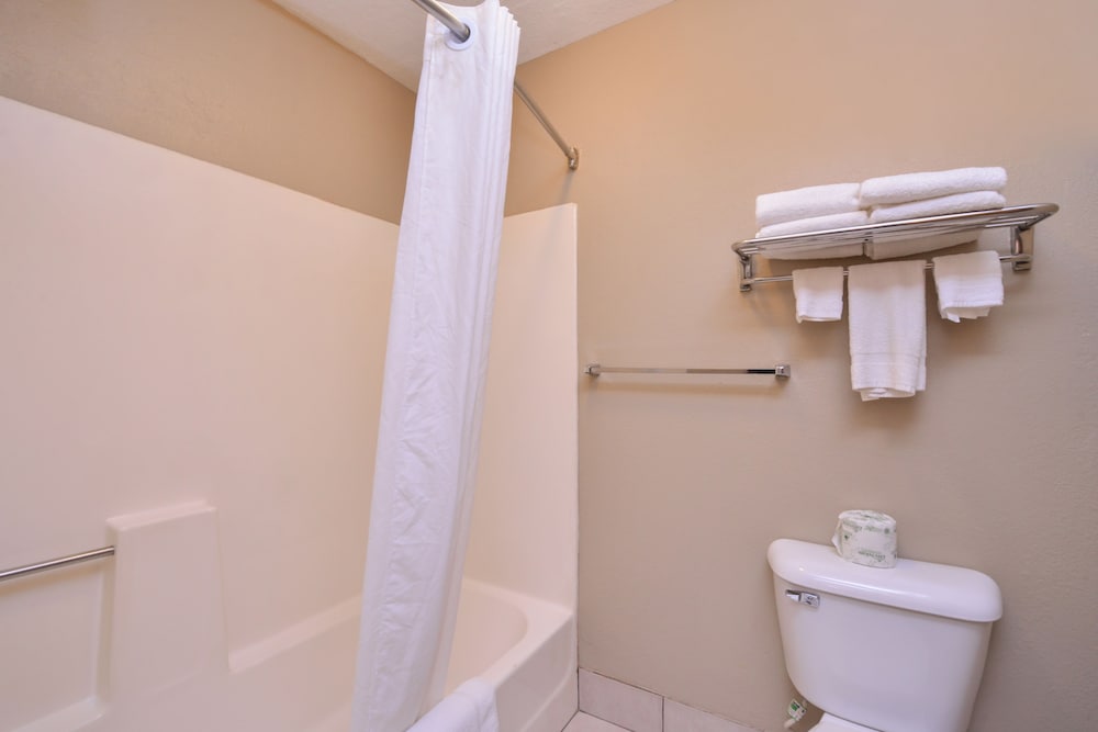 Room, 2 Queen Beds, Non Smoking photo 3