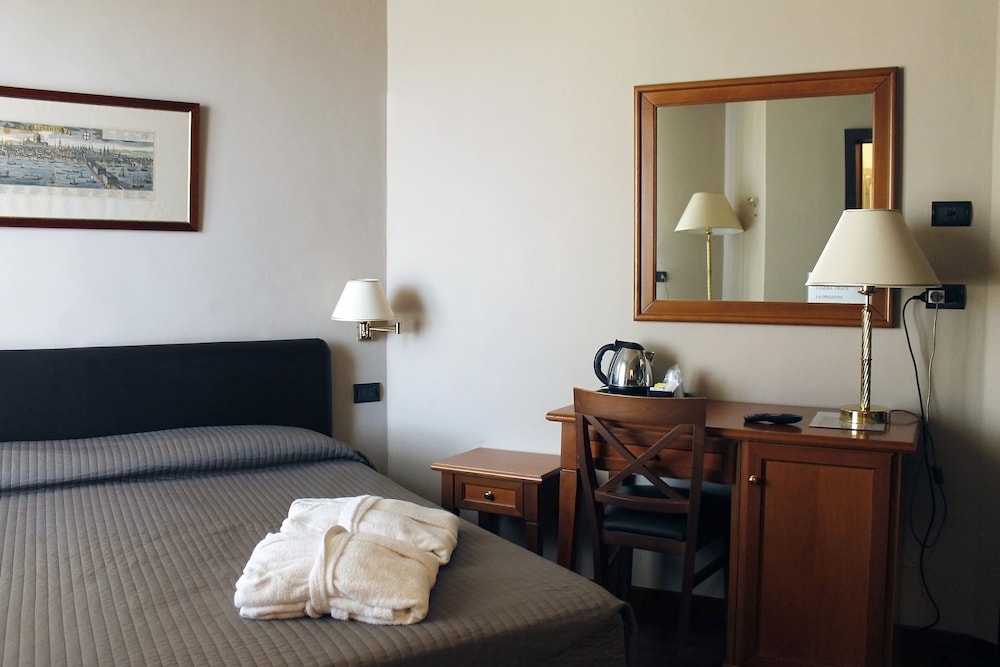 Standard Double Room, 1 Queen Bed, Garden View (Senza accesso Spa) photo 1