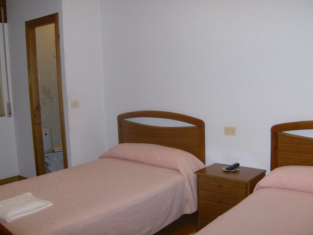Twin Room - Photo 5
