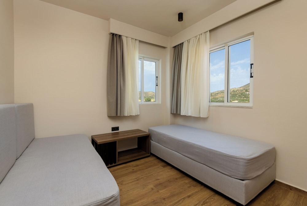 Deluxe Suite, Sea View - Photo 12