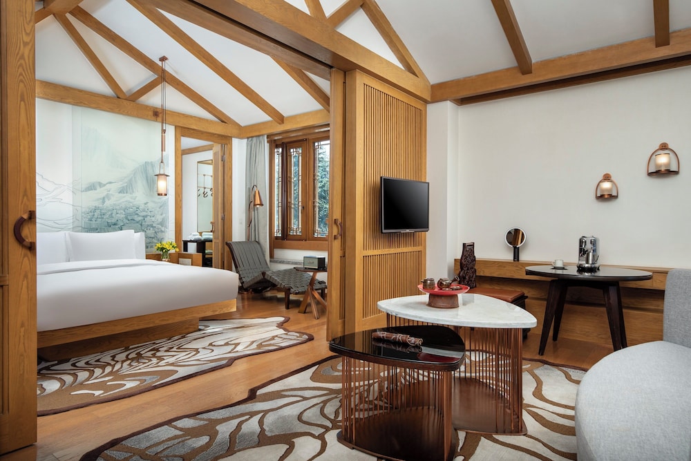 Suite (with Living Area) thumbnail 5