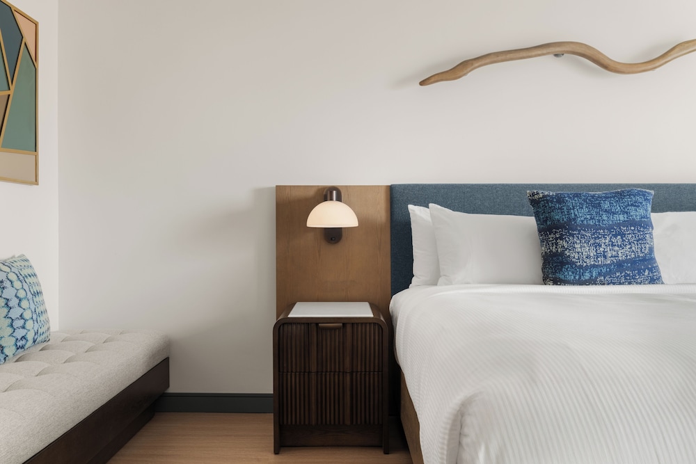 Room, 1 King Bed, Balcony, Partial Ocean View (Hearing Accessible) photo 3