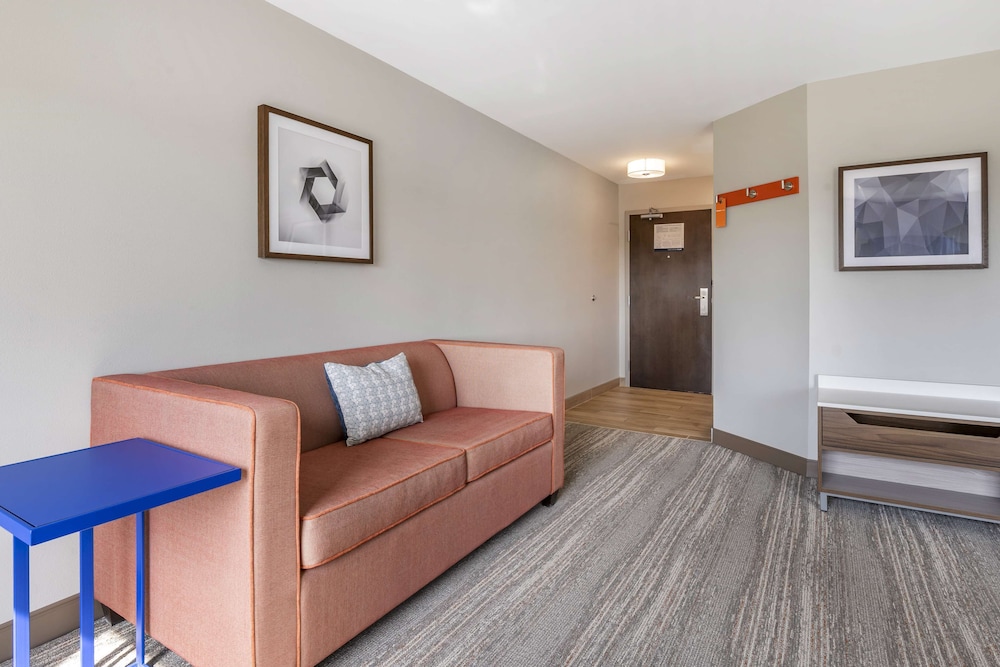 Studio, 1 King Bed, Refrigerator & Microwave (Wet bar) photo 1
