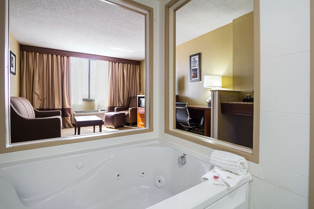 Suite, 1 King Bed with Sofa bed, Non Smoking (1 Person Sofa Bed) photo 1
