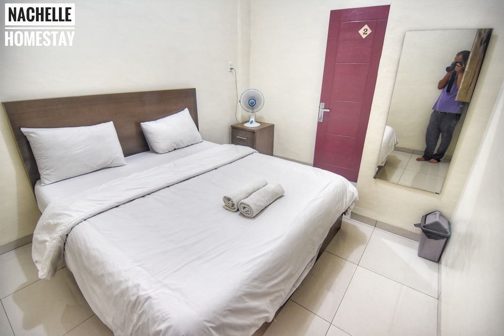 Standard Room, 1 Queen Bed, Shared Bathroom photo 1