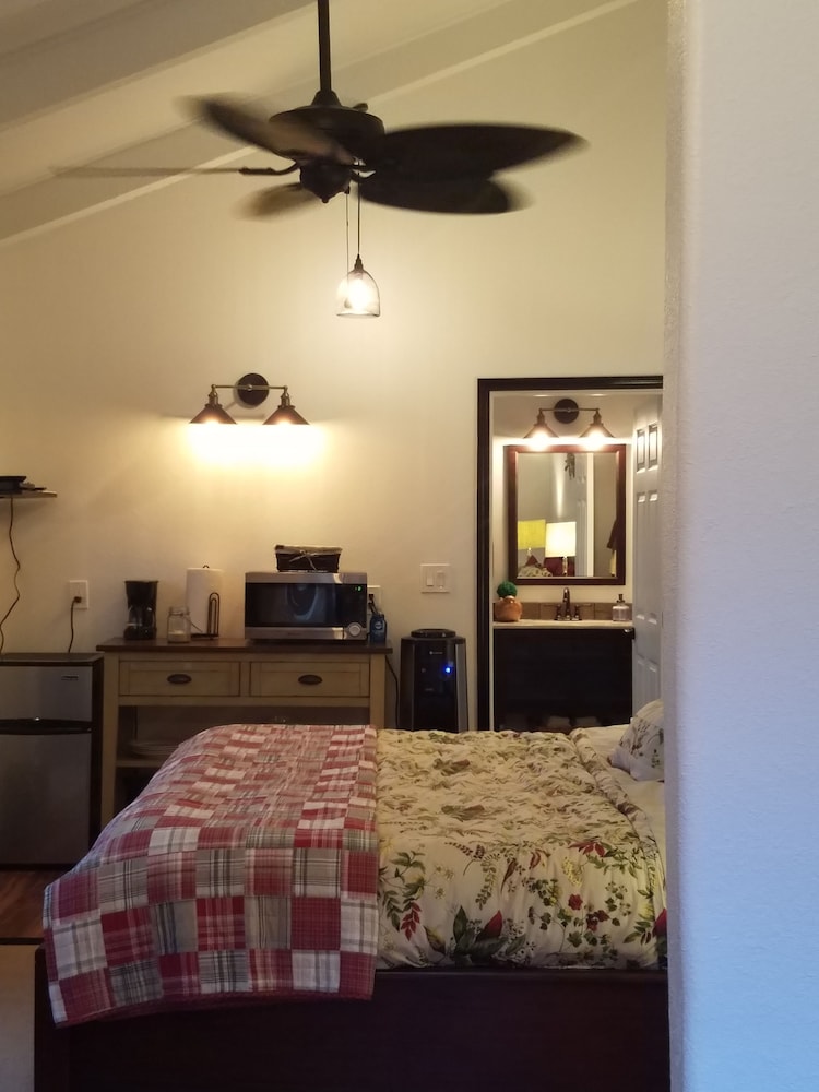 Luxury Bungalow, 1 Bedroom, Fireplace, Lake View (Punawai Hale)