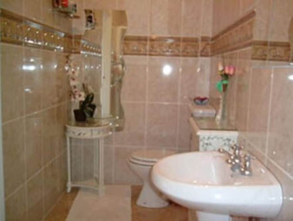 Twin Room, Ensuite photo 3