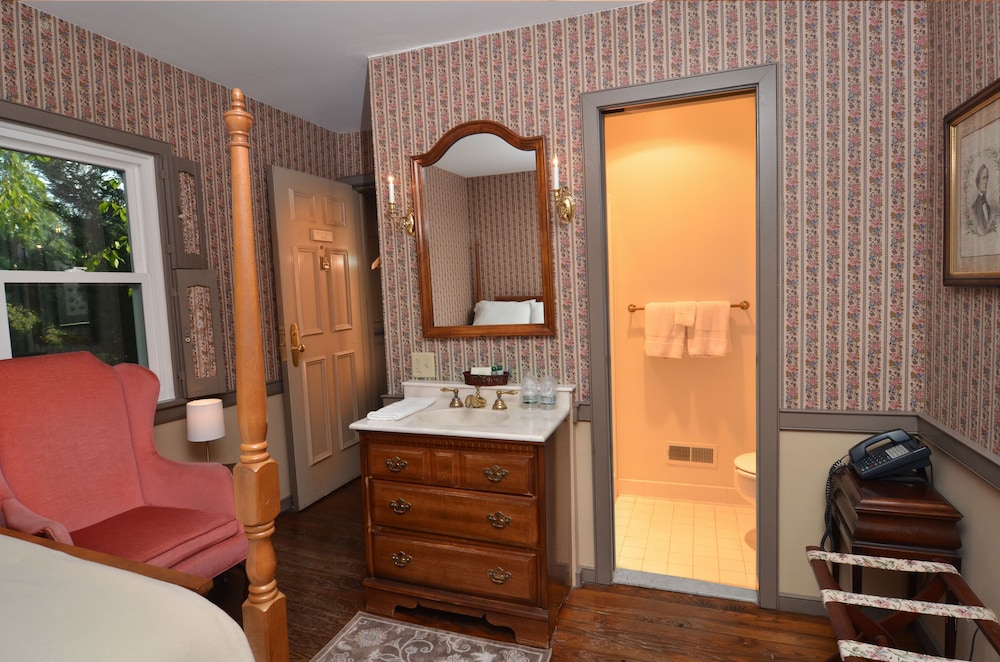Standard Suite, Private Bathroom (Jefferson Davis)