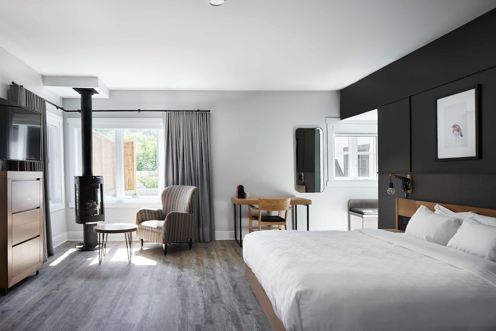 Romantic Room, 1 King Bed photo 3