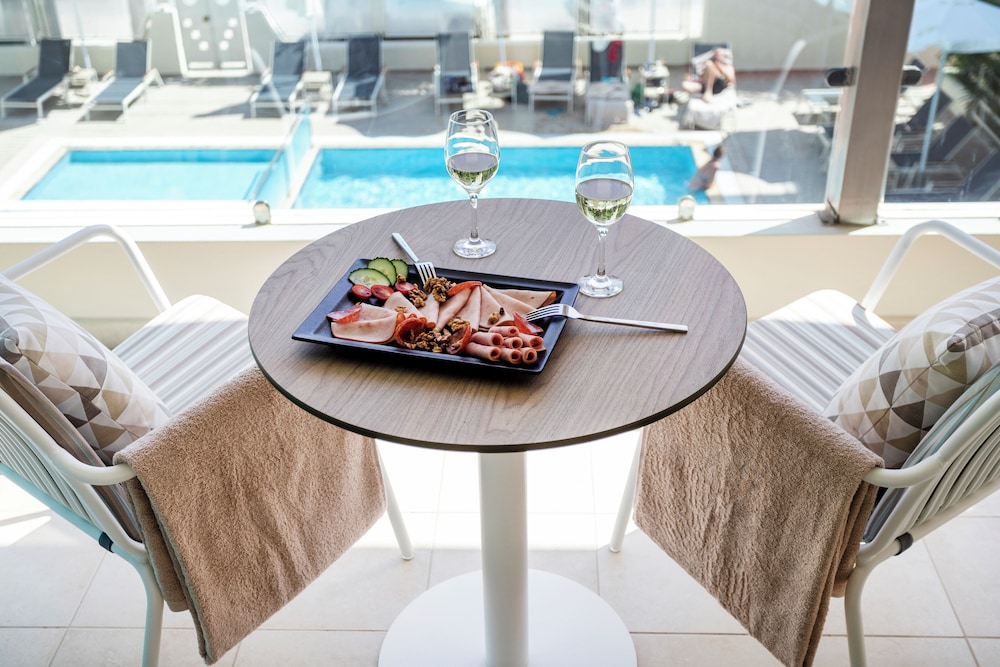 Junior Suite Pool View - Photo 2