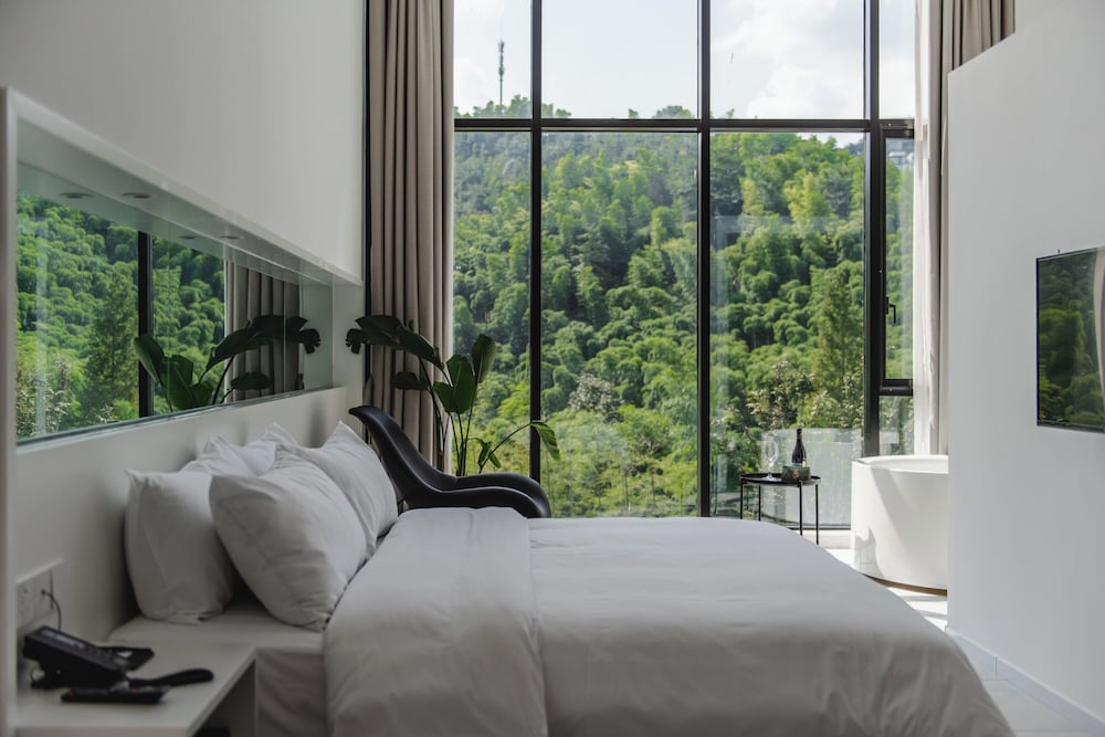 Design Loft, 1 Queen Bed, Hill View
