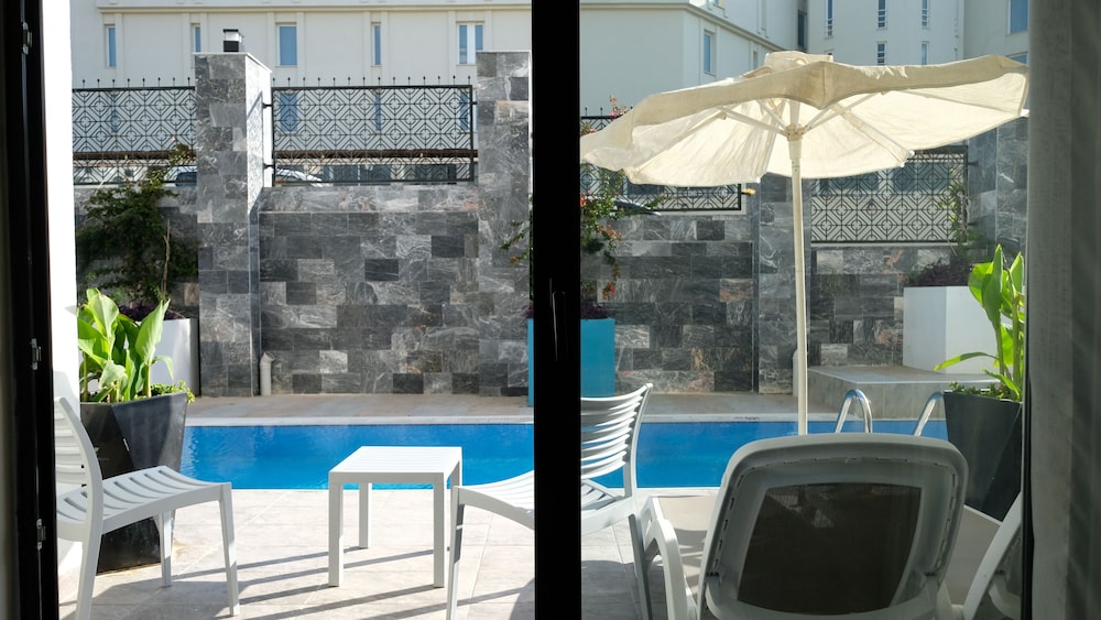 Swim Up photo 3