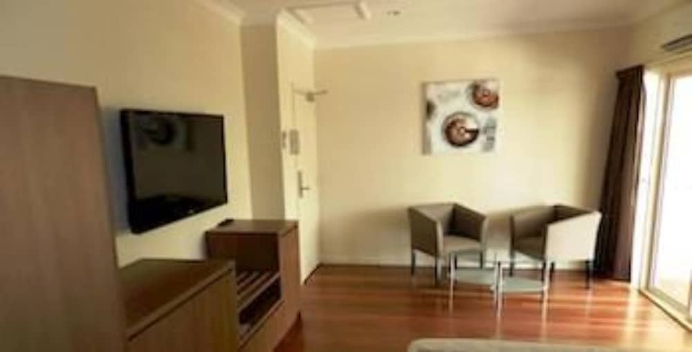 Standard Room (Queen + King single) photo 2