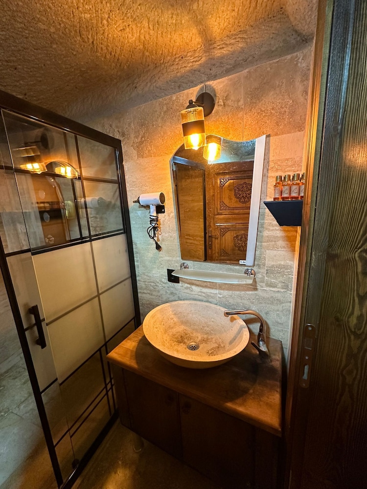Family King Cave Suite photo 3