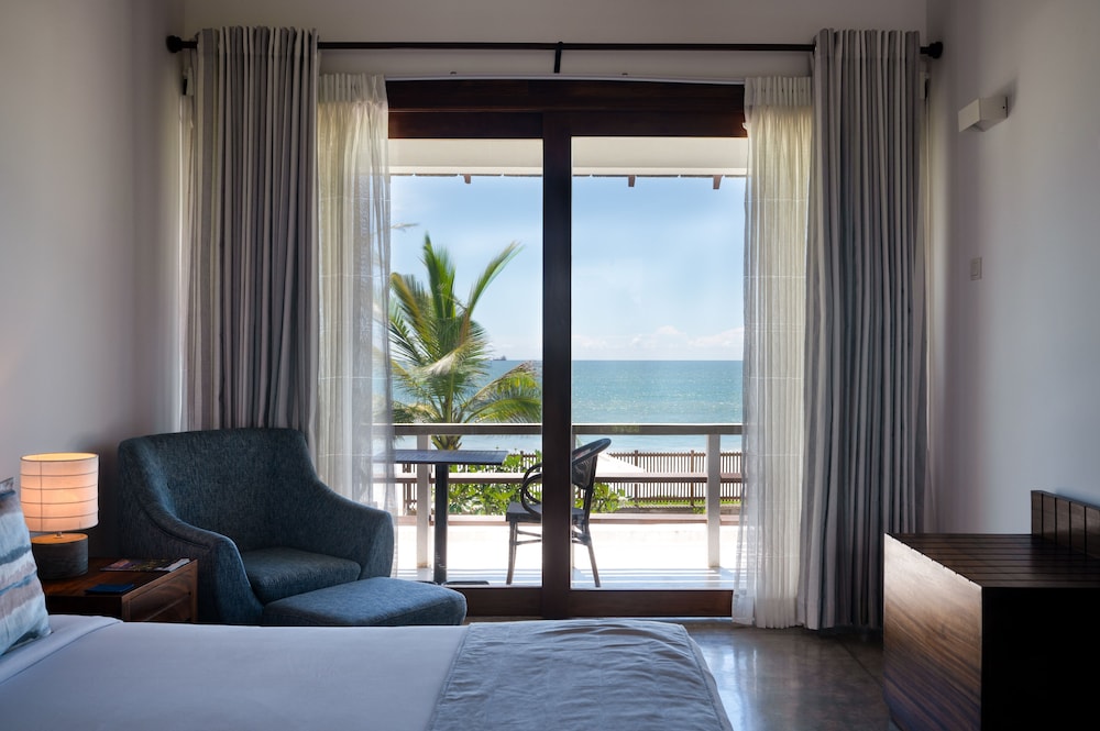 Superior Room, 1 King Bed, Sea View, Oceanfront photo 3