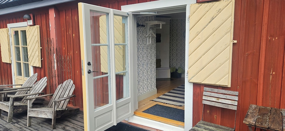 Standard Twin Room, Patio, Partial Lake View