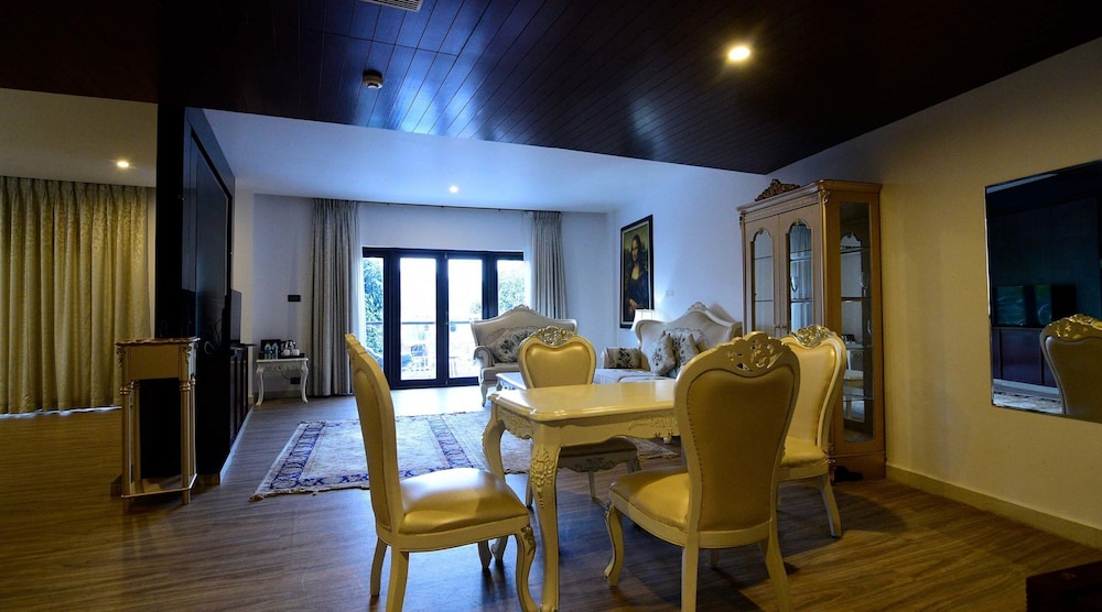Presidential Suite, 1 King Bed, Bathtub, Pool View photo 3