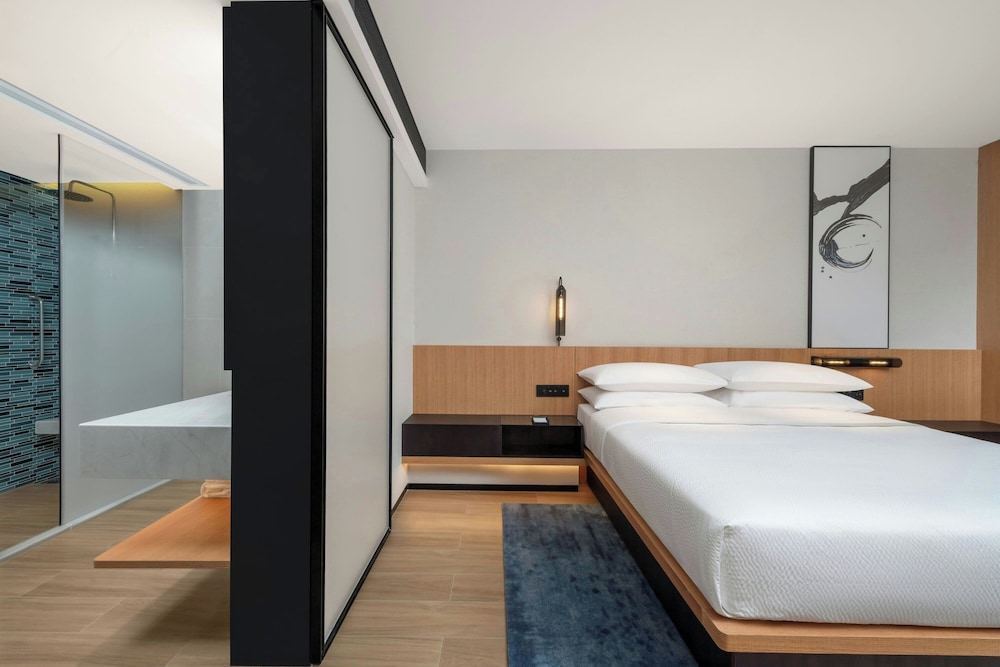 Executive Suite, 1 King Bed, City View photo 3