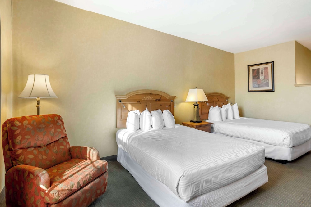 Standard Room, 2 Queen Beds, Non Smoking, Refrigerator photo 3
