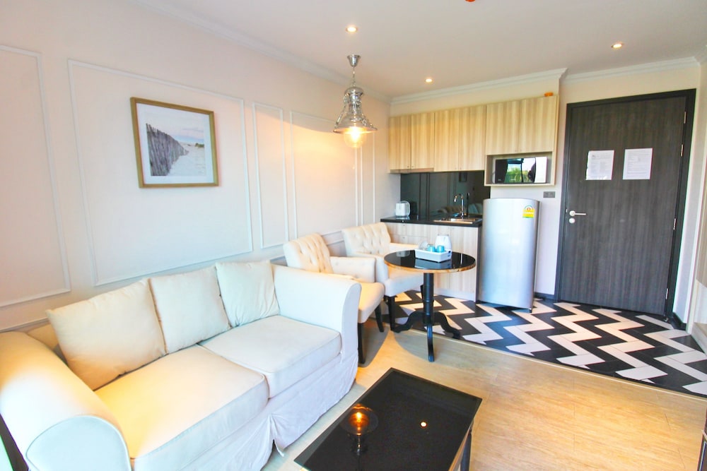 Deluxe Double Room, Pool View photo 3
