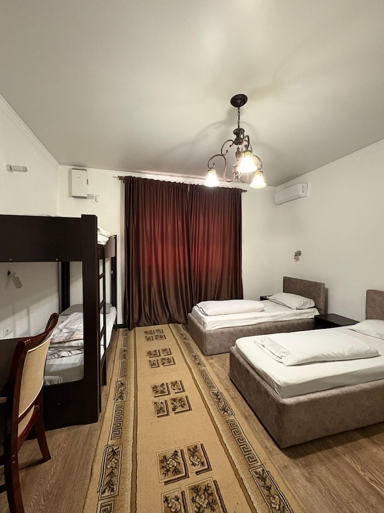 5-bed room with shared bathroom