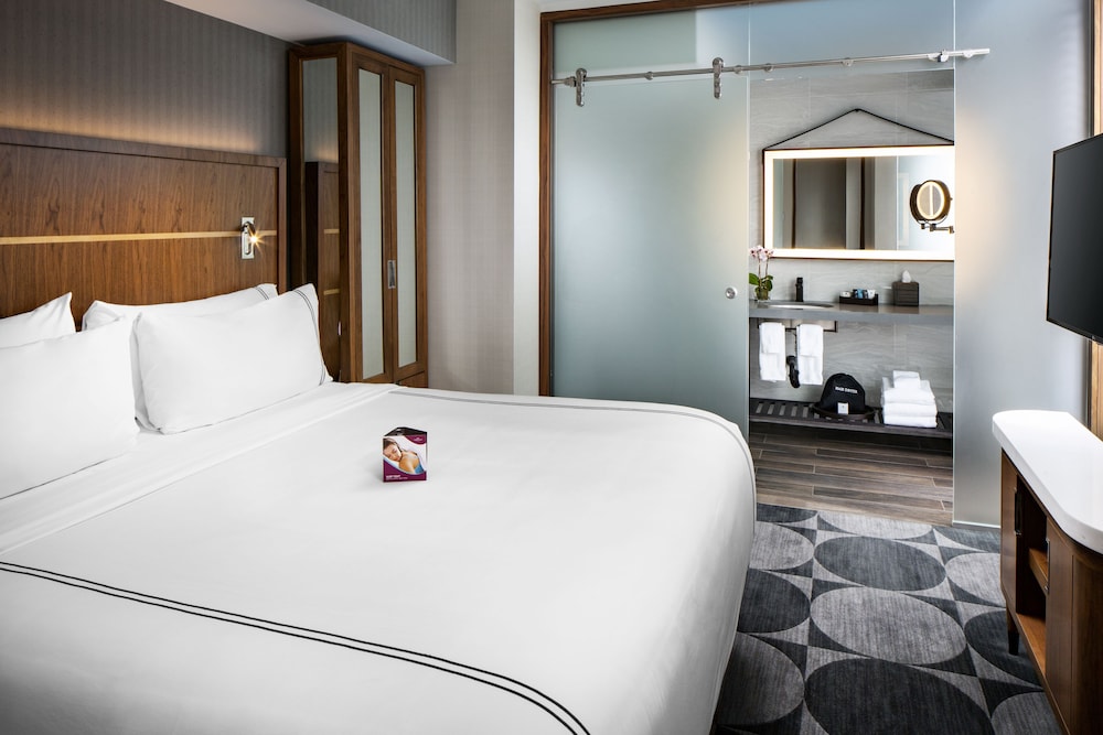 Suite, 1 King Bed (Broadway) thumbnail 5