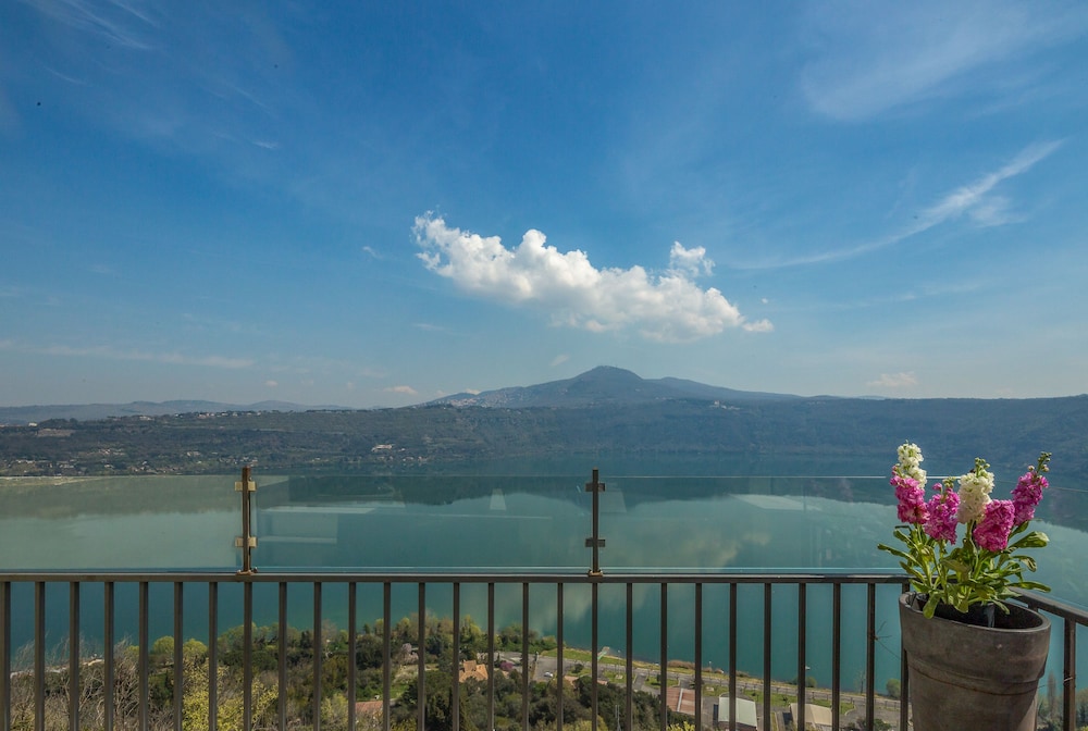 Penthouse, 2 Bedrooms, Terrace, Lake View - Photo 1