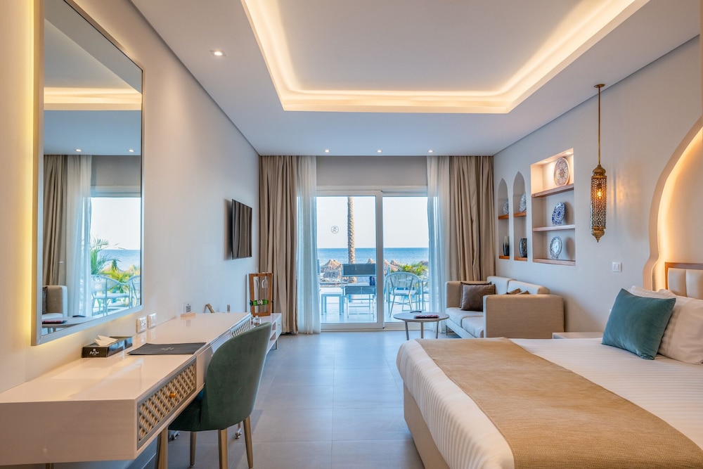 Junior Swim-Up Suite Sea View