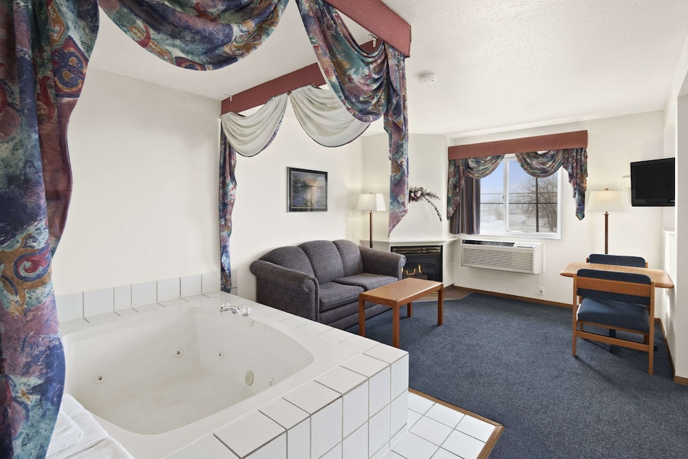 Suite, 1 King Bed, Microwave - Photo 1