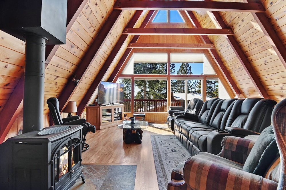 House, 2 Queen Beds, Patio, Mountain View (Tahoe Bear House)