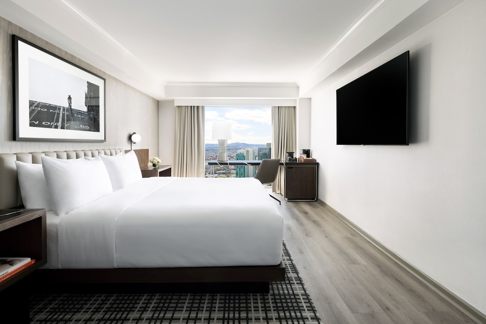 Club Room, 1 King Bed, Bathtub