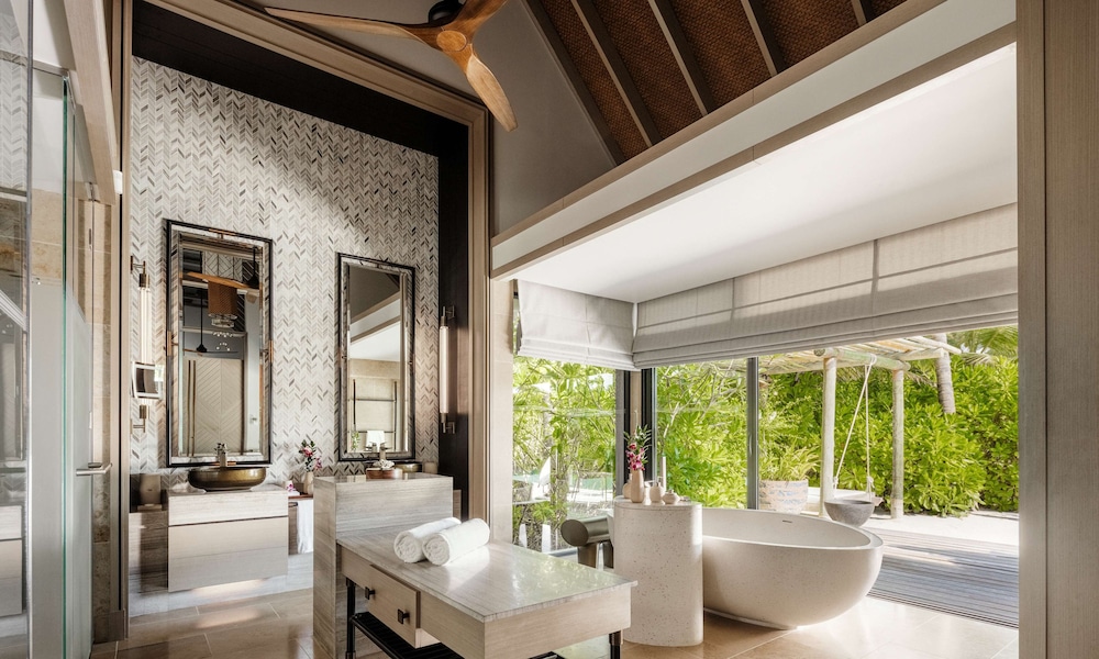 King Grand Beach Villa With Pool