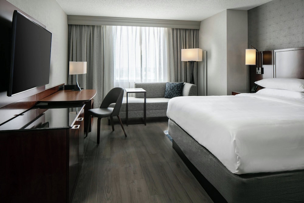 Room, 1 King Bed (Mobility Accessible, Tub) - Photo 2