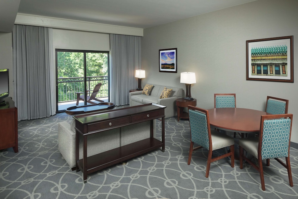 Premium Suite, 1 King Bed, Non Smoking, Balcony photo 3