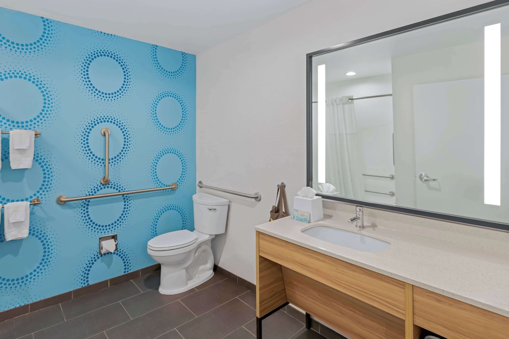 Room, 1 King Bed, Accessible, Bathtub - Photo 9