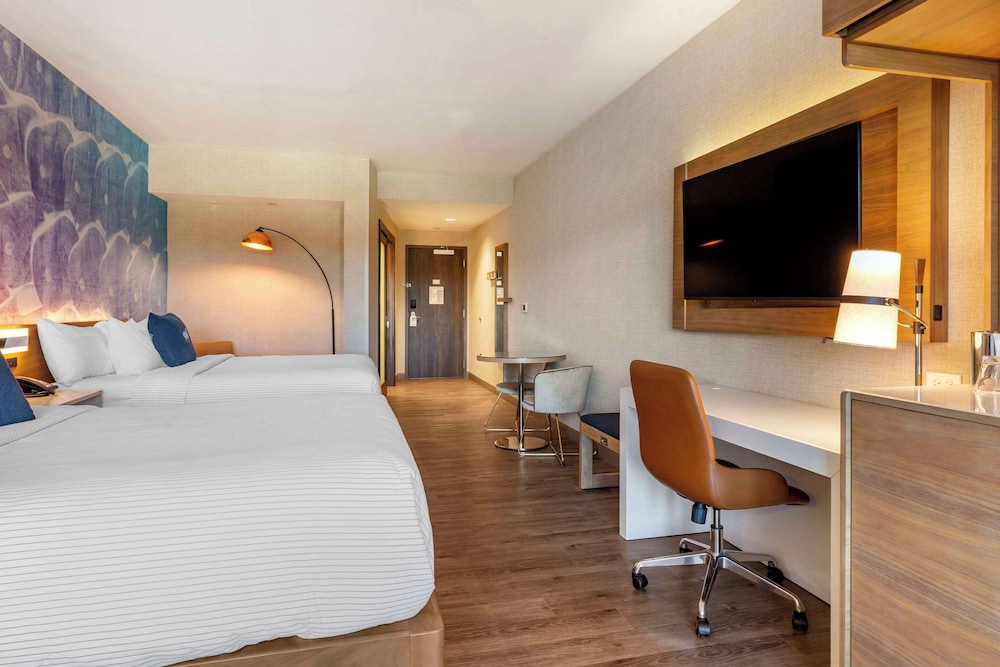 Suite, 2 Queen Beds, Non Smoking - Photo 3