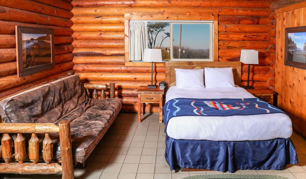 Deluxe Cabin, 2 Queen Beds, Kitchenette photo 2