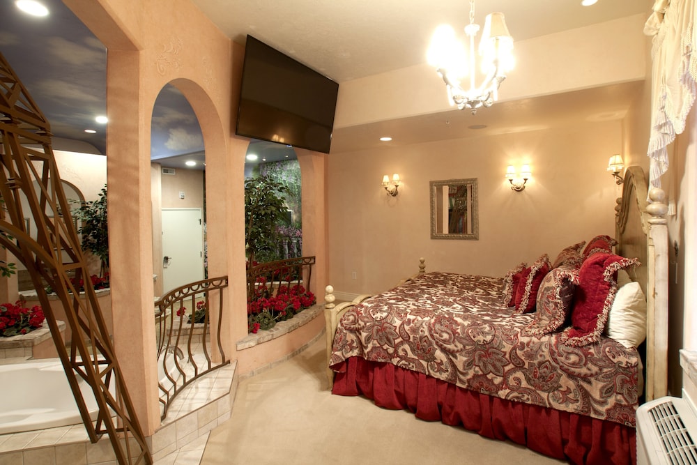 Suite, 1 King Bed (Paris Theme) photo 3