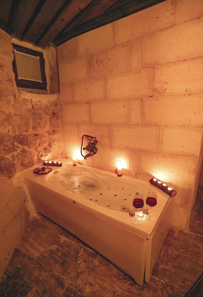 Naz Jacuzzi Deluxe Room - Photo 3
