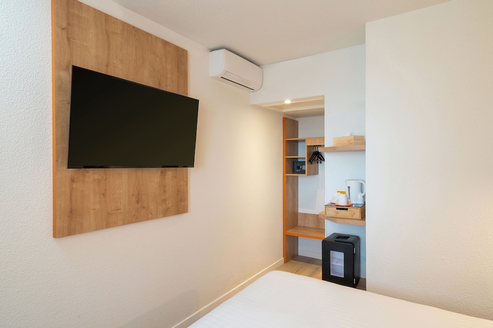 Standard Room, 1 Queen Bed, Non Smoking - Photo 6