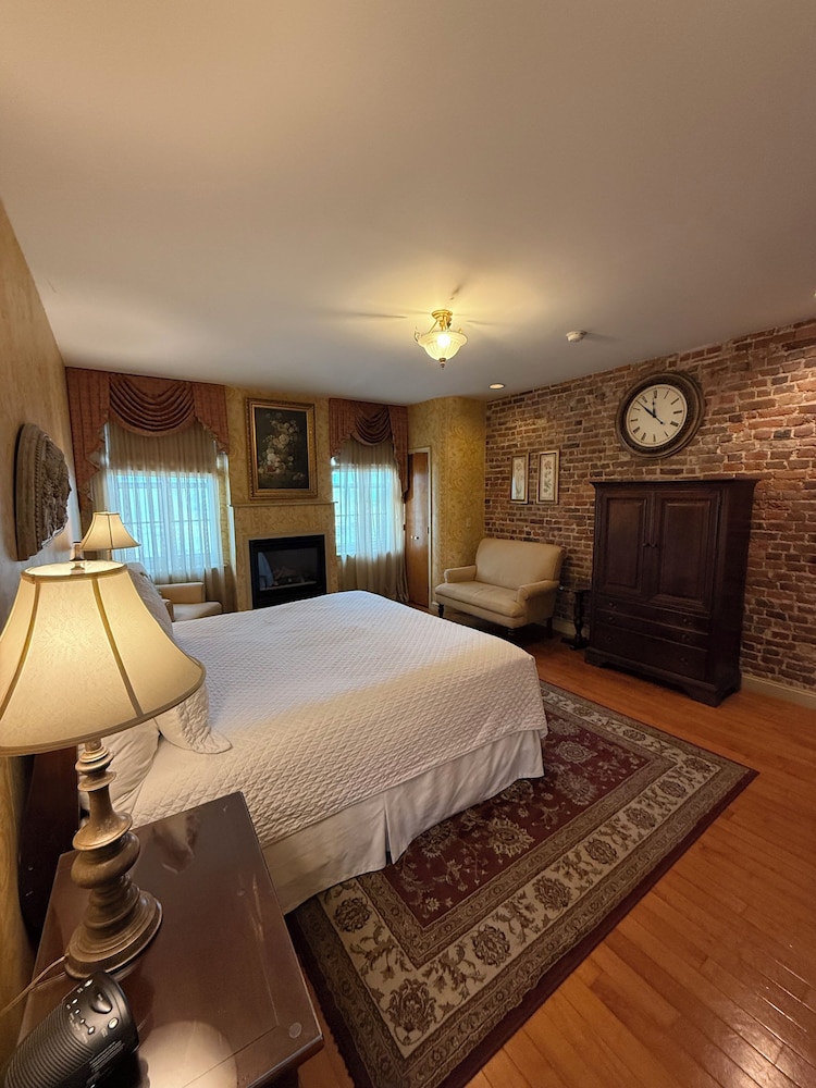 Superior Room, 1 King Bed (Premium ONE KING BED Jacuzzi with Riv) - Photo 2