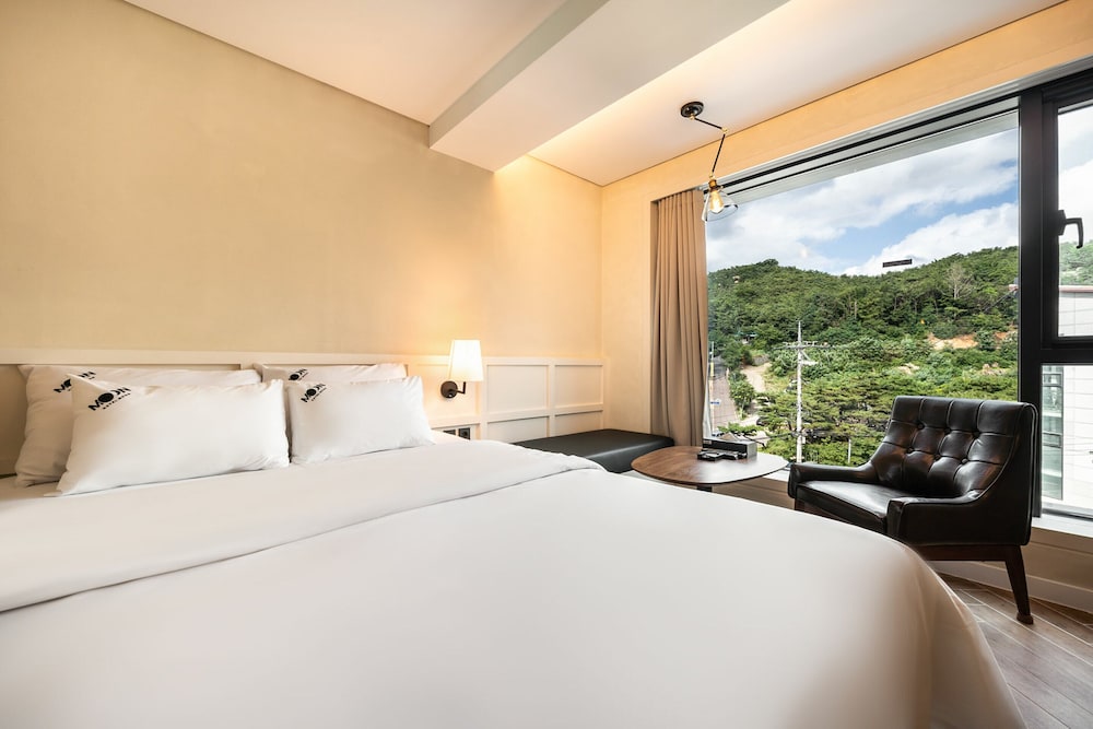 Deluxe Room - Photo 7
